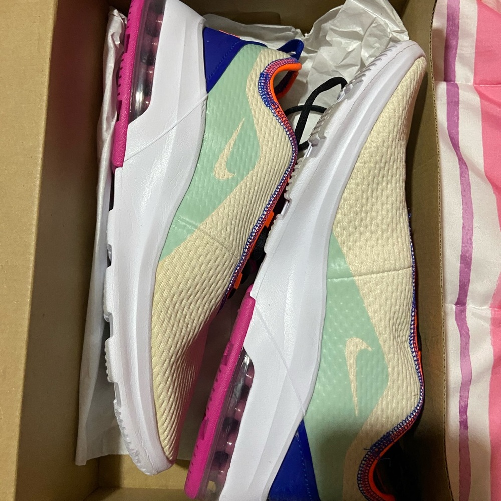 Women’s Nike air max motion 2